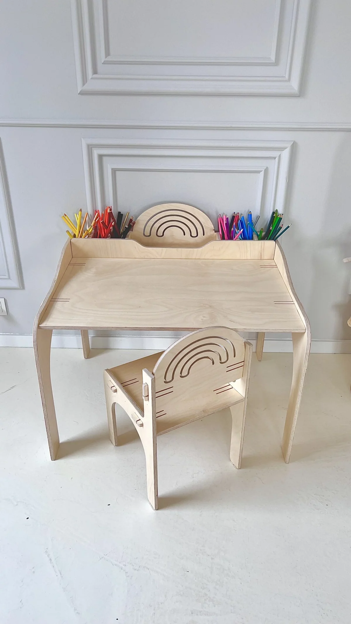 biurko ze sklejki tęcza i krzesełko